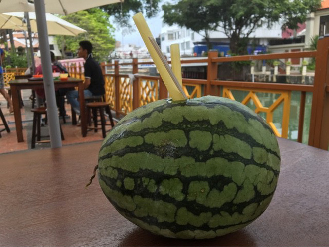 du lịch malaysia, du lịch malaysia | trời hè nóng nực mà có món dưa hấu uống trực tiếp thì đúng là không còn gì tuyệt hơn