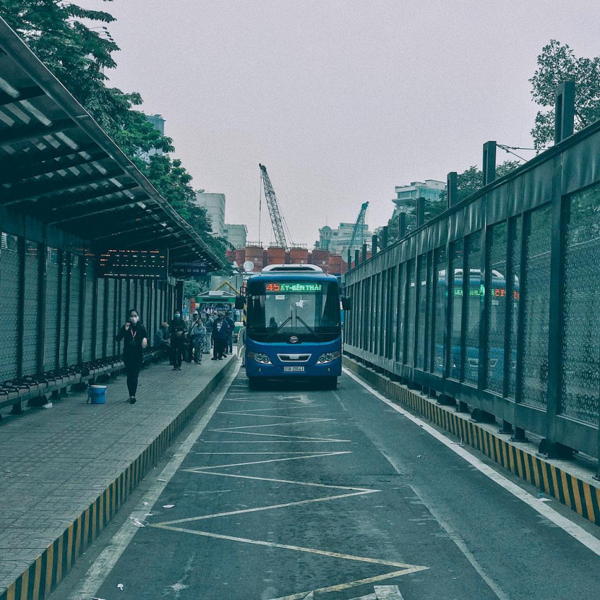 Du lịch Sài Gòn check in trạm trung chuyển xe bus đẹp tựa Hồng Kông