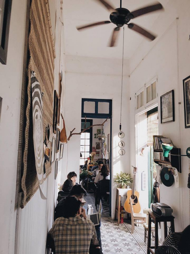 cầm cafe, đi hà nội, du lịch hà nội có một góc quán đẹp “lạ lùng” gợi nhắc năm tháng xưa cũ