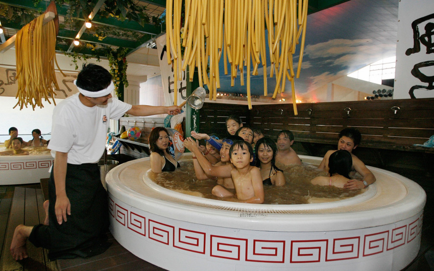 Du lịch Nhật Bản phải thử dưỡng da bằng cách tắm mì ramen