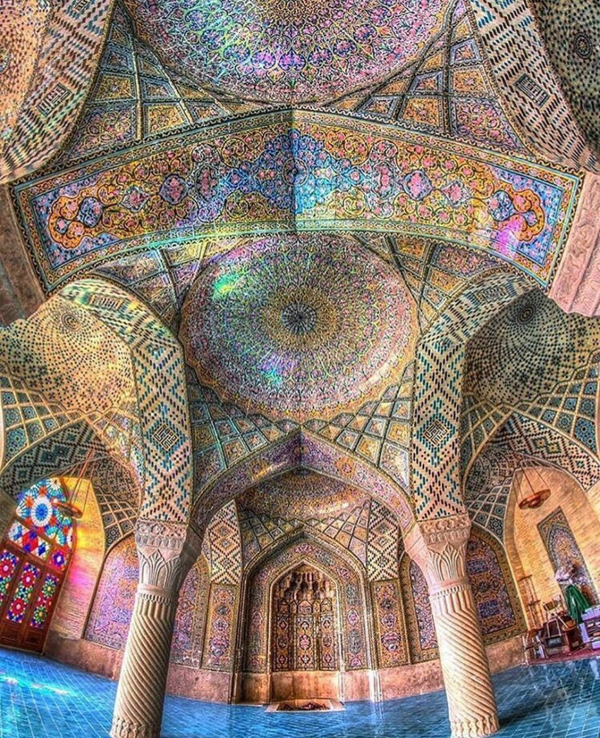 hút hồn bởi ma thuật ánh sáng của “nhà thờ kính vạn hoa” đẹp nhất thế giới