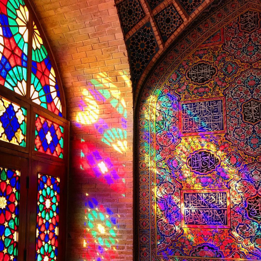 hút hồn bởi ma thuật ánh sáng của “nhà thờ kính vạn hoa” đẹp nhất thế giới