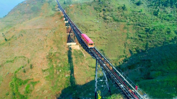 Khai trương “tàu hỏa xịn đét” đẹp như Châu Âu leo núi dài nhất VN