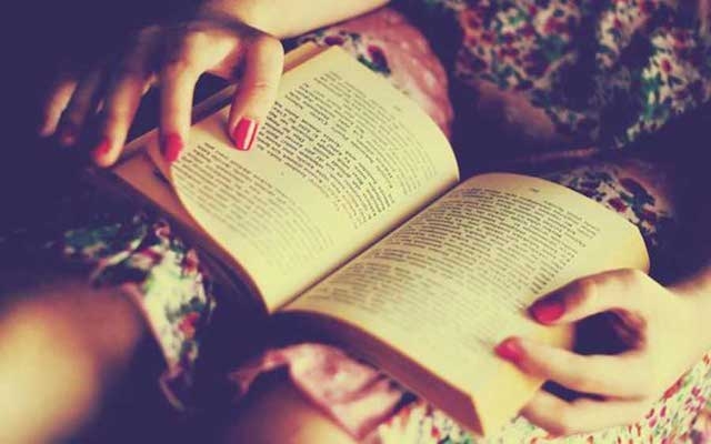 10  lý do bạn nên yêu một cô gái thích đọc ngôn tình
