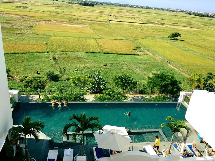 Đột kích khách sạn Hội An với hồ bơi sở hữu “ngàn view sống ảo”