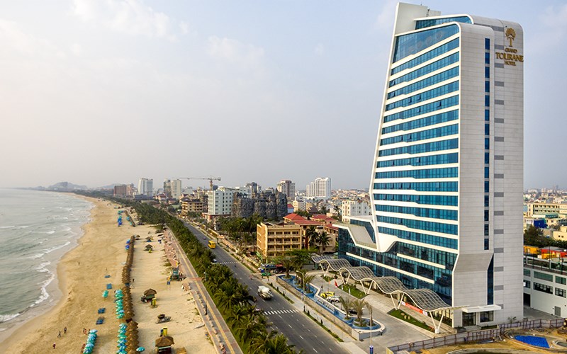 2 khách sạn Đà Nẵng “sát rạt” biển hội tụ giá tốt và view bãi Mỹ Khê cực đẹp