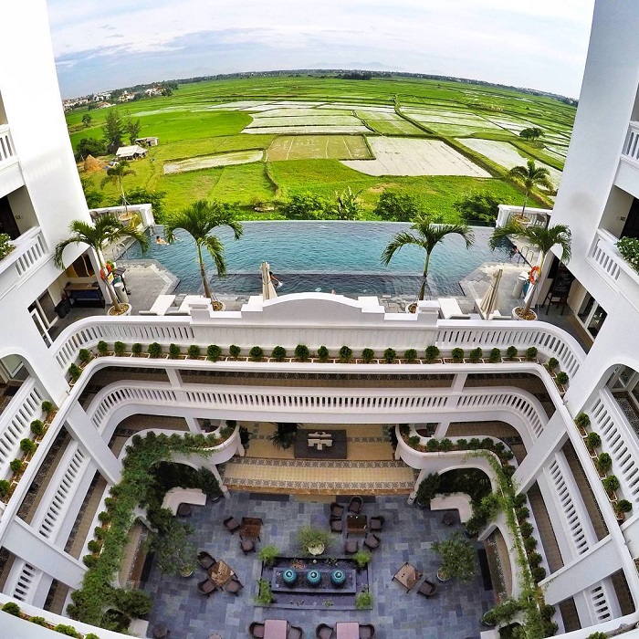 “quẩy tung nóc hồ bơi sở hữu ngàn view” cho team sống ảo tại khách sạn hội an siêu đẹp
