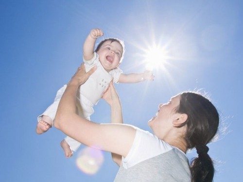 6 sai lầm khi tắm nắng cho trẻ các bà mẹ nên tránh.