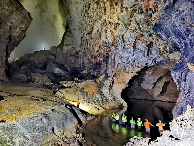 khám phá hang sơn đoòng – hang động lớn nhất thế giới đầy bí ẩn