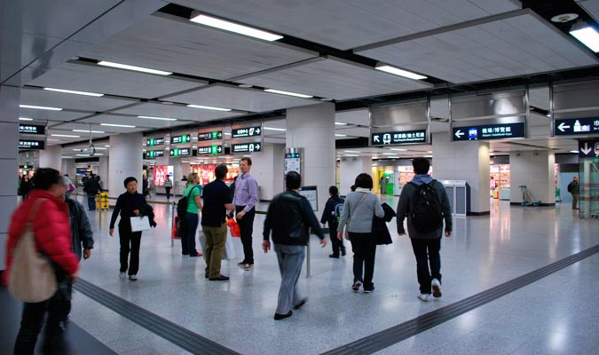 du lịch hong kong, bạn nhất định phải du lịch hồng kông để đi tàu điện ngầm một lần trong đời