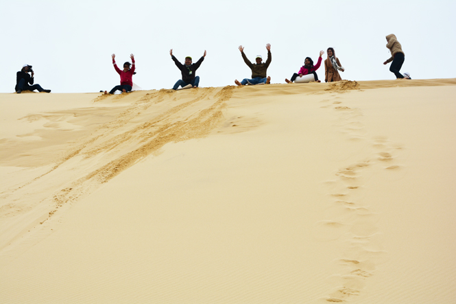 Trượt cát, một trải nghiệm thú vị khi du lịch Quảng Bình