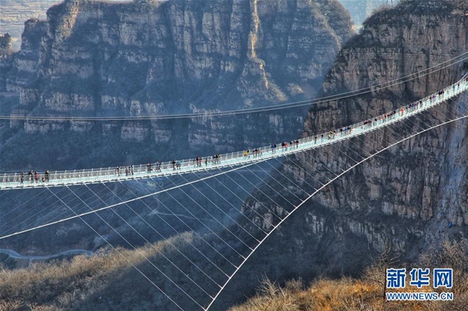 Cầu kính mới dài nhất thế giới ở Trung Quốc