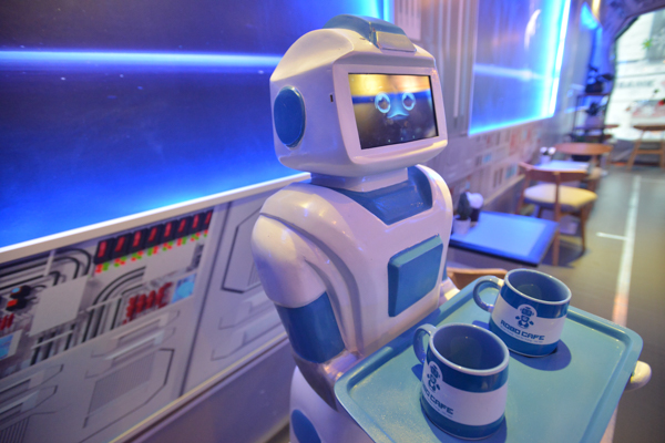 Thích thú quán cafe có ROBOT phục vụ lần đầu tiên xuất hiện ở VN