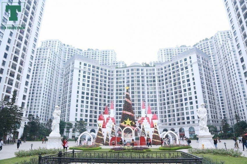 Giữa ngày giá rét, phố Hà Nội vẫn đầy ấm áp trong không khí háo hức đón Giáng Sinh