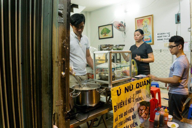 Có gì trong tô bò viên khổng lồ ở quán lề đường Sài Gòn?