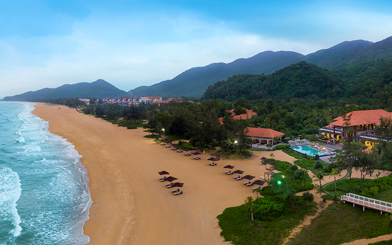 Đẹp miễn chê với 9 resort sát biển “bao sang, bao chảnh” đáng đi nhất Việt Nam