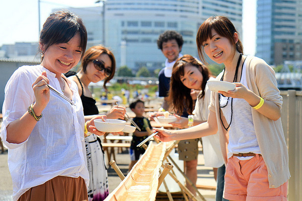 Món mì ống tre của người Nhật: muốn thưởng thức phải tinh mắt, khéo tay để gắp mì trôi theo dòng nước