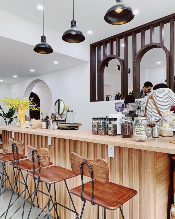 11  quán cà phê phong cách basic, trang trí một màu đẹp nhất sài gòn