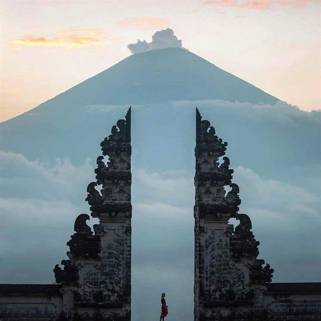 cổng trời indonesia, du lịch indonesia, đền pura lempuyang, điểm đến, cuộc đời đâu được mấy, còn chần chừ gì nữa mà chưa đi liền “cổng trời đụng mây” sát sạt việt nam