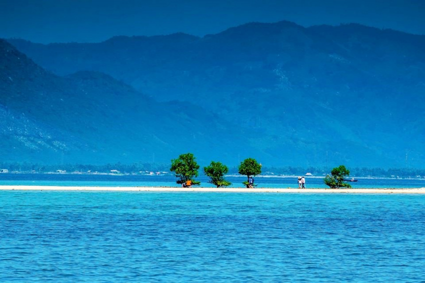 Đi bộ xuyên qua biển không còn là truyền thuyết? Check-in ngay thiên đường sống ảo hot nhất Việt Nam hè này!