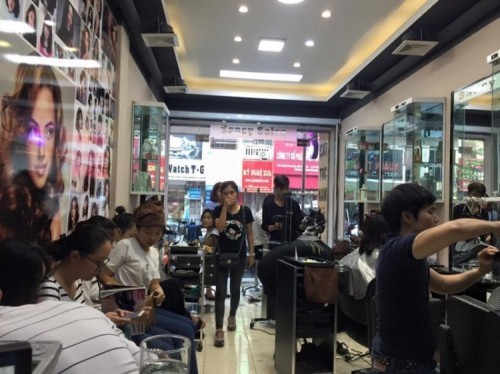 Bạn đang tìm địa chỉ làm tóc xoăn giá rẻ tại Hà Nội? Hãy xem hình ảnh và trải nghiệm tại một trong những địa chỉ làm tóc xoăn rẻ nhất ở Hà Nội, để tìm được kiểu tóc phù hợp với phong cách và sở thích của bạn.