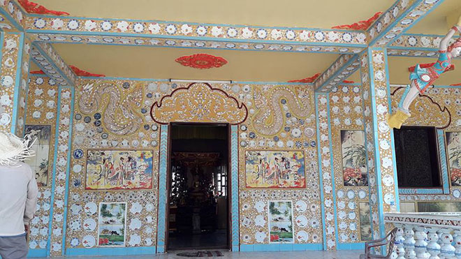 chùa sà lôn, điểm đến, cận cảnh ngôi chùa được trang trí bằng chén, dĩa độc đáo nhất việt nam