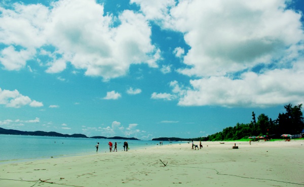 “Đánh bay” oi bức với 5 bãi biển đẹp gần Hà Nội