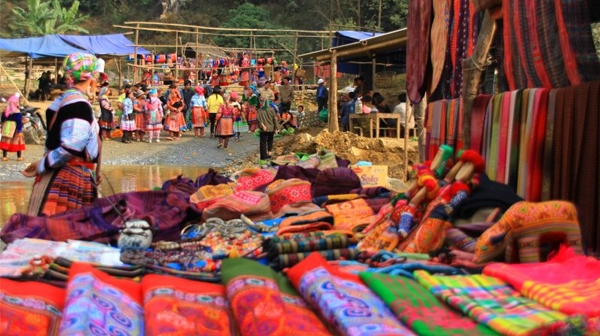 5  phiên chợ thu hút khách du lịch nhất việt nam