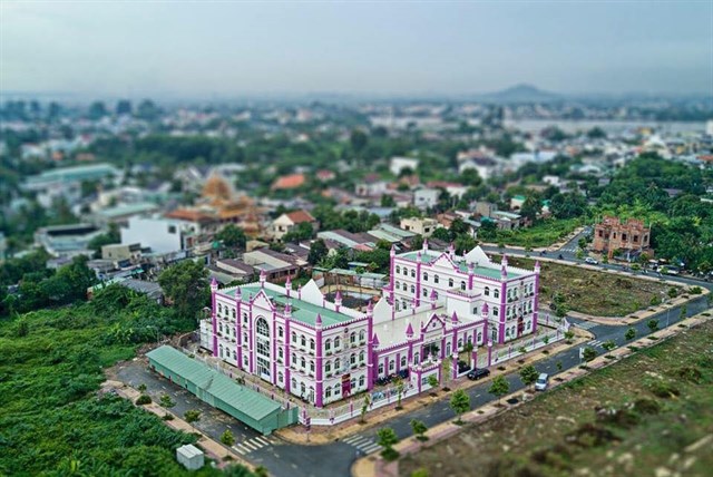 Xuất hiện ‘Lâu đài màu hồng tím’ đẹp ngỡ Châu Âu kế bên Sài Gòn