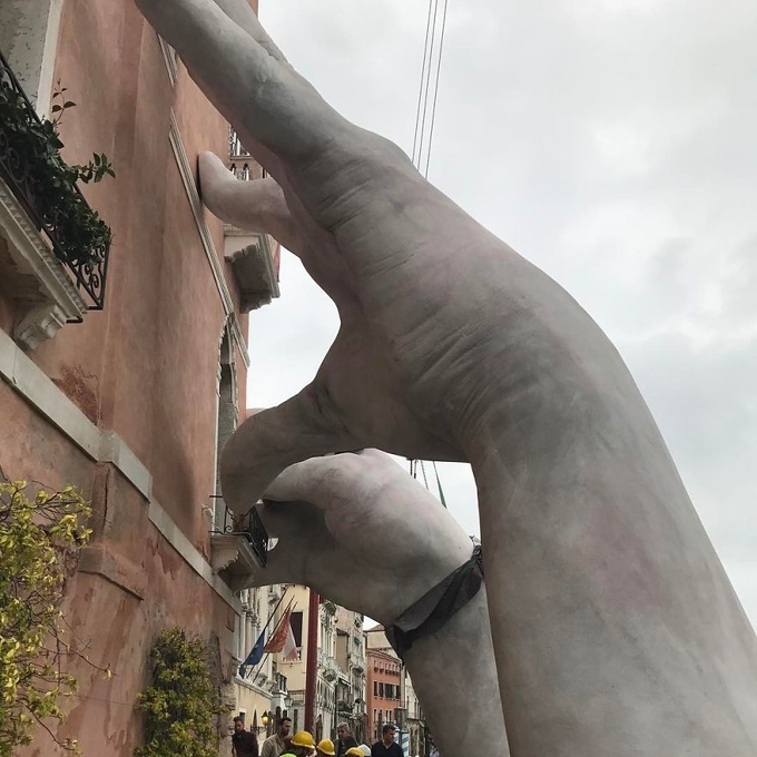 Đừng quên ‘check in’ với đôi bàn tay khổng lồ khi đến Venice