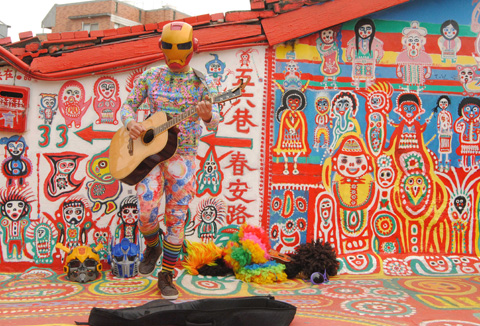 Làng Cầu Vồng Đài Loan – Ngôi làng nổi tiếng từ những bức tranh tường sặc sỡ