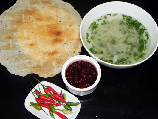 Những món ăn kèm bánh tráng miền Trung chinh phục người Sài Gòn