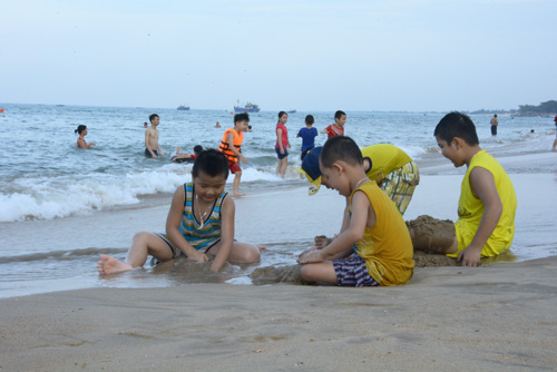 Du khách tắm biển, ăn hải sản trở lại ở Hà Tĩnh, Quảng Bình