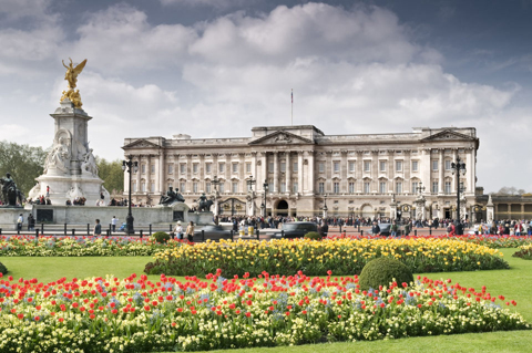 Top những cung điện hoàng gia tráng lệ nhất định phải ghé thăm ở Châu Âu