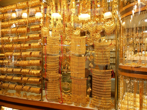 chợ vàng dubai, điểm đến, vàng ở dubai, cận cảnh quầy bán vàng tính theo cân ở dubai