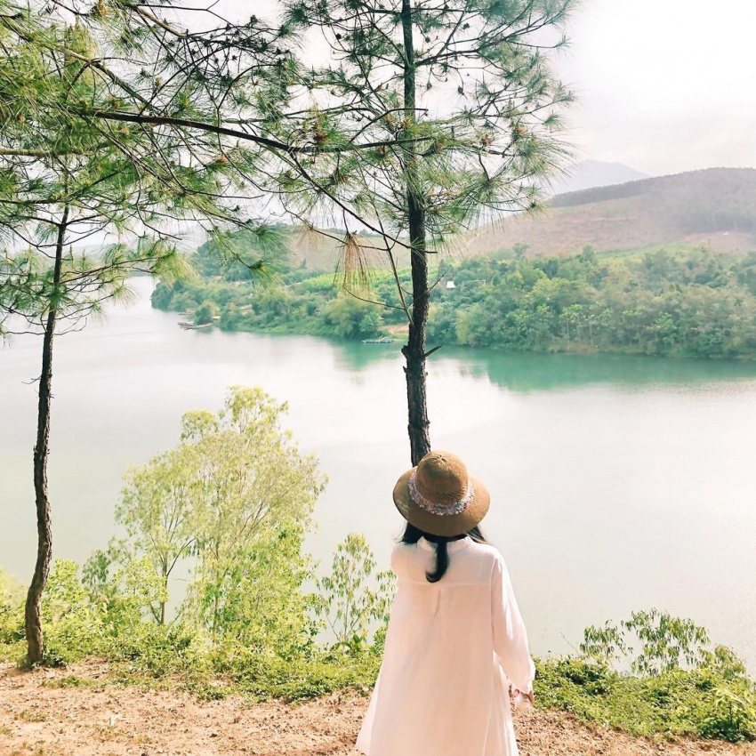Thiên nhiên: Sơn màu nắng, nước màu xanh - những đặc trưng của thiên nhiên đầy hoang sơ và tuyệt đẹp tại Việt Nam. Hãy đắm mình vào khung cảnh hoang sơ và tĩnh lặng này để tìm lại sự thanh thản và cân bằng.