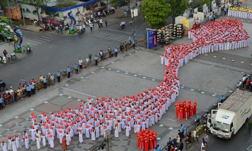 hàng nghìn nữ sinh mặc áo dài xếp hình bản đồ việt nam