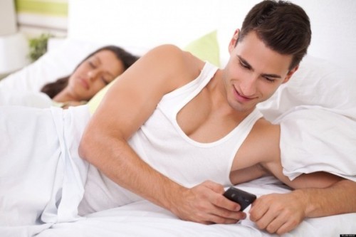 8 dấu hiệu nghi vấn chồng bạn ngoại tình