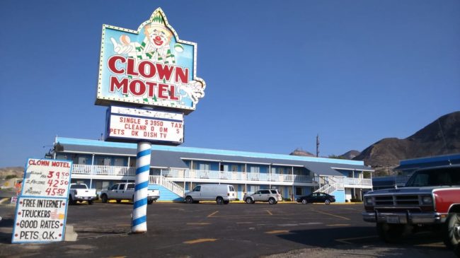 clown motel, du lịch nevada, khách sạn, sợ chú hề? mời bạn vào thăm khách sạn “đầy kích thích” này!