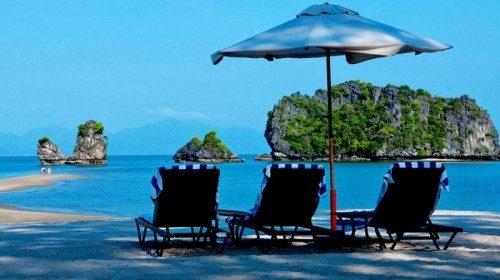 5 bãi biển nước ngoài hút khách Việt mùa lễ mà bạn nên đến