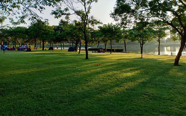 Check in trong không gian xanh mướt của công viên Yên Sở Hà Nội