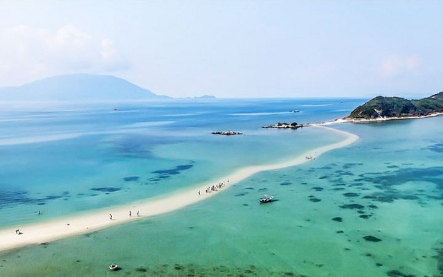 Đảo Điệp Sơn: Điểm sống ảo cực chất với con đường xuyên biển vạn người mê