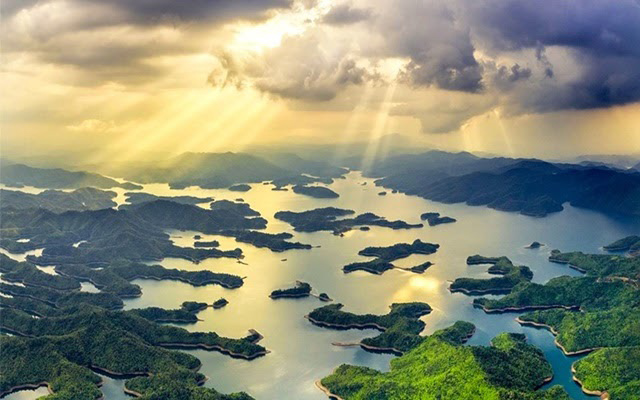 Say đắm trước vẻ đẹp thơ mộng của hồ Tà Đùng khi du lịch Đắk Nông