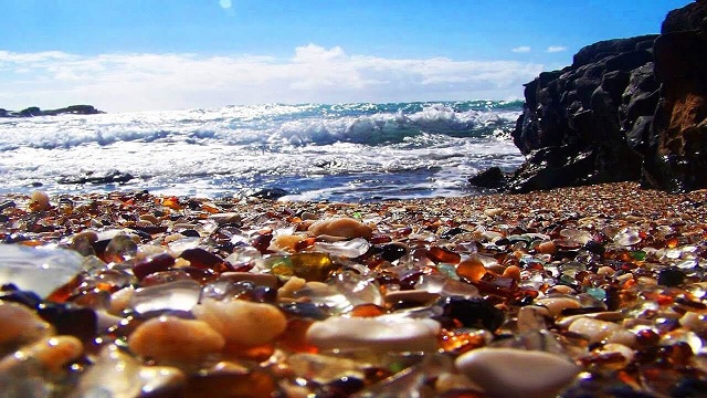 điểm độc đáo của những bãi biển thủy tinh nổi tiếng trên thế giới
