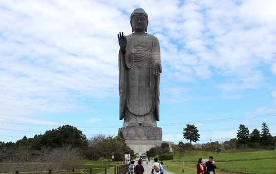 Chiêm bái tượng Phật bằng đồng cao nhất thế giới