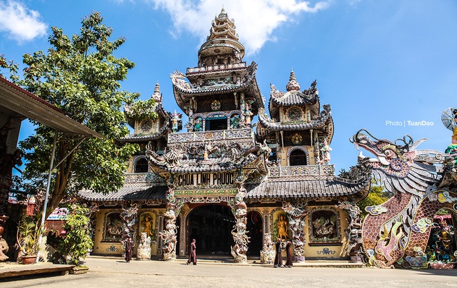Ghé thăm chùa ‘ve chai’ – ngôi chùa nắm giữ nhiều kỷ lục ở Đà Lạt