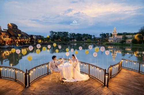 Chụp ảnh cưới tại Hà Nội là một trải nghiệm đáng nhớ. Nơi đây có rất nhiều địa điểm chụp hình cưới đẹp, từ kiến trúc lịch sử đến các vườn hoa tuyệt đẹp. Chắc chắn rằng, bạn sẽ có những bức ảnh cưới đáng yêu nhất và sẽ giữ mãi trong tâm trí mình.