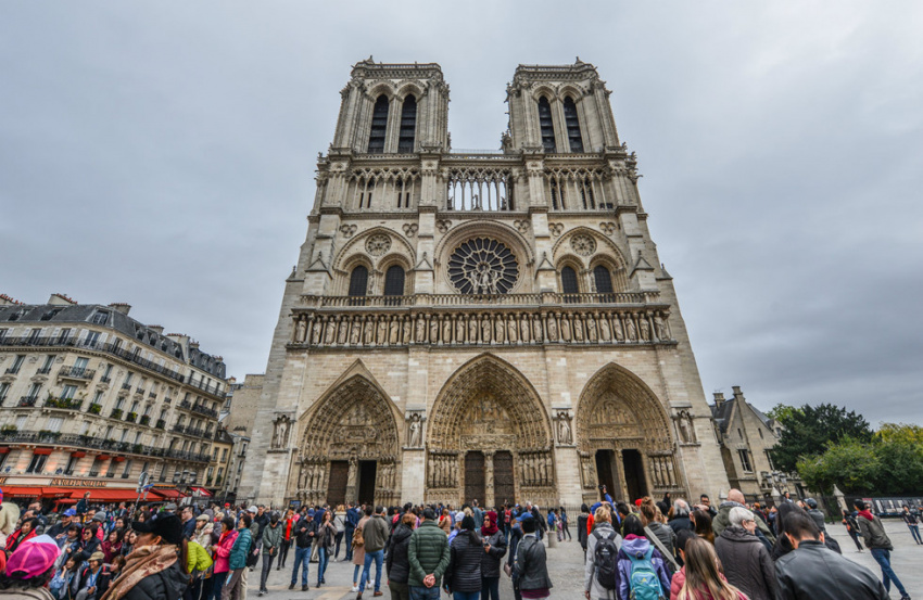Tour du lịch Pháp - Nhà thờ Đức bà Paris mang kiến trúc cổ kính linh thiêng