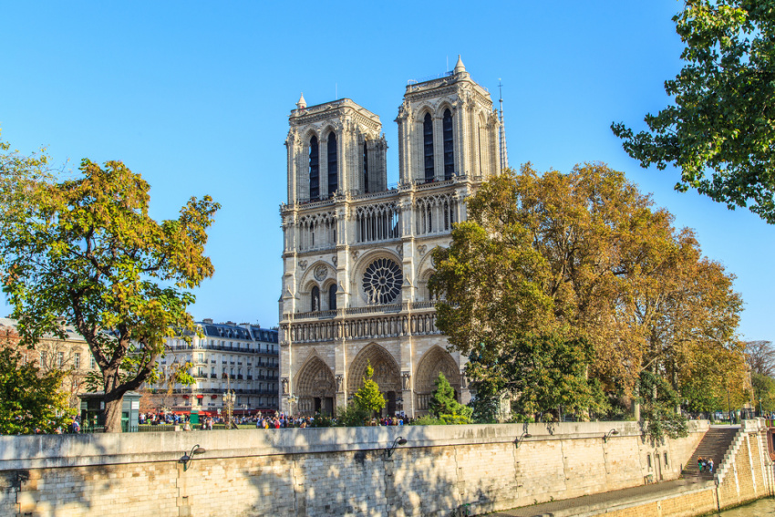 tour du lịch pháp - nhà thờ đức bà paris mang kiến trúc cổ kính linh thiêng