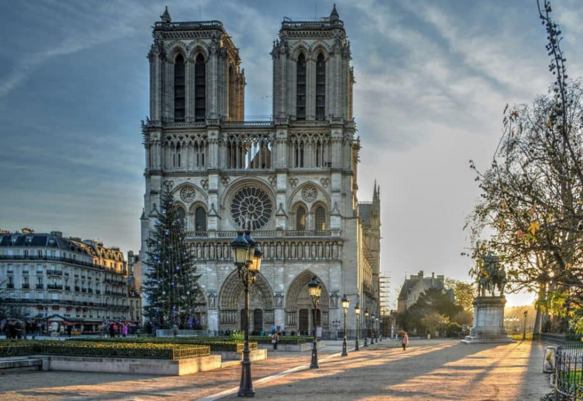 tour du lịch pháp - nhà thờ đức bà paris mang kiến trúc cổ kính linh thiêng